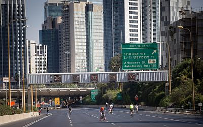 Des Israéliens roulent à vélo sur l'autoroute vide Ayalon à Tel Aviv, pendant Yom Kippour, le Jour du Grand Pardon, et la plus sainte des fêtes juives, le 9 octobre 2019. (Miriam Alster/Flash 90)