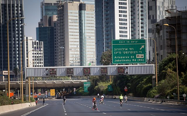 Des Israéliens roulent à vélo sur l'autoroute vide Ayalon à Tel Aviv, pendant Yom Kippour, le Jour du Grand Pardon, et la plus sainte des fêtes juives, le 9 octobre 2019. (Miriam Alster/Flash 90)