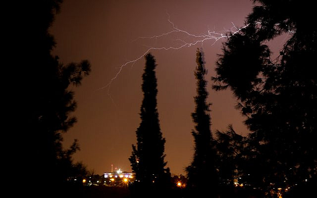 Des éclairs illuminant le ciel de Jérusalem, le 14 octobre 2019. (Yossi Zamir/Flash90) Des éclairs illuminant le ciel de Jérusalem, le 14 octobre 2019. (Yossi Zamir/Flash90)