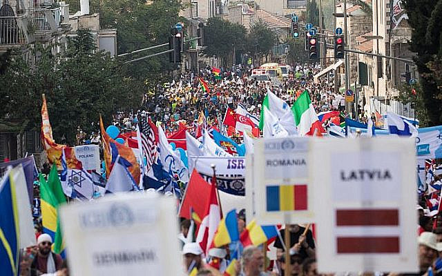 Des milliers d'Israéliens et de Chrétiens évangélistes participent à la Marche de Jérusalem de Souccot dans la capitale, le 17 octobre 2019. (Yonatan Sindel/Flash90)