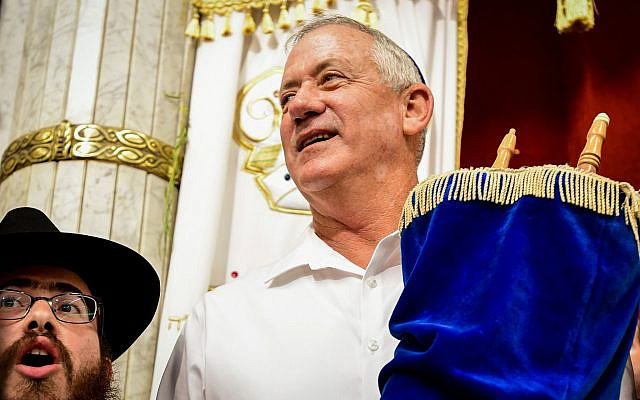 Le chef du parti Kakhol lavan Benny Gantz avec un rouleau de Torah lors de la fête de Simchat Torah à Kfar Chabad, dans le centre d'Israël, le 21 octobre 2019 (Crédit : Yossi Zeliger/Flash90) Le chef du parti Kakhol lavan Benny Gantz avec un rouleau de Torah lors de la fête de Simchat Torah à Kfar Chabad, dans le centre d'Israël, le 21 octobre 2019 (Crédit : Yossi Zeliger/Flash90)