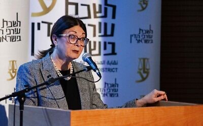 La juge en chef de la Cour suprême Esther Hayut prend la parole lors d'un événement à Nazareth, le 30 octobre 2019. (Meir Vaknin/Flash90) La juge en chef de la Cour suprême Esther Hayut prend la parole lors d'un événement à Nazareth, le 30 octobre 2019. (Meir Vaknin/Flash90)