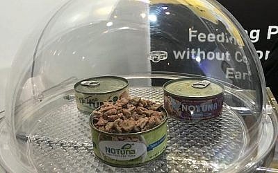 Le produit "NOTuna" développé par la start-up israélienne Flying SpArk exposé à l'événement FoodTechIL à Tel Aviv, le 23 septembre 2019. (Shoshanna Solomon/Times of Israel)