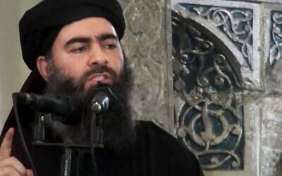 Abou Bakr al-Baghdadi prononçant un sermon à la mosquée al-Nuri de Mossoul en Irak lors de sa supposée première apparition publique, le 5 juillet 2014. (AP Photo/Militant video, File) Abou Bakr al-Baghdadi prononçant un sermon à la mosquée al-Nuri de Mossoul en Irak lors de sa supposée première apparition publique, le 5 juillet 2014. (AP Photo/Militant video, File)