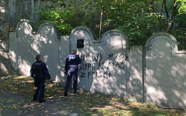 Le 1er octobre 2019, des vandales ont peint une croix gammée et une insulte antisémite sur l'un des murs de l'ancien ghetto de Cracovie. (Avec l'aimable autorisation de Jonathan Ornstein via JTA)