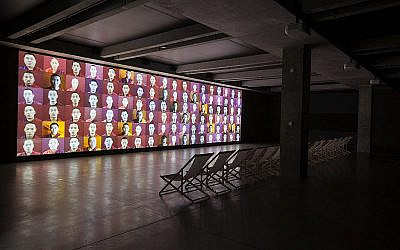 "Cascade", installation vidéo de  Marina Abramovic dans la piscine historique intérieure de la YMCA dans le cadre de la 4ème Biennale de Jérusalem (Autorisation : Marina Abramovic Archives and MONA)
