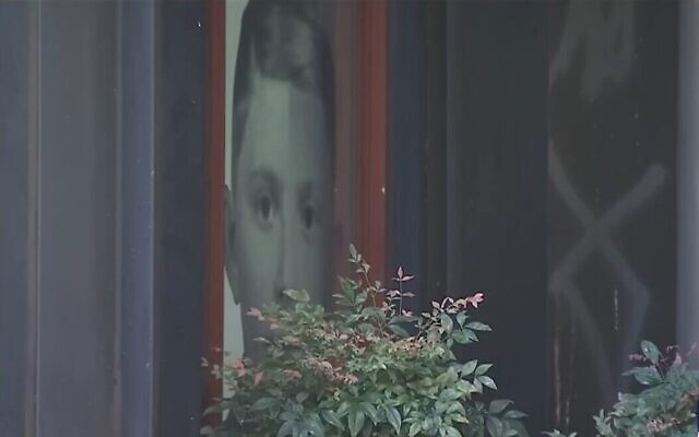 Capture d'écran d'une vidéo montrant des tags obscurs suprématistes découverts au Holocaust Center for Humanity de Seattle, en octobre 2019. (Crédit : YouTube) Capture d'écran d'une vidéo montrant des tags obscurs suprématistes découverts au Holocaust Center for Humanity de Seattle, en octobre 2019. (Crédit : YouTube)