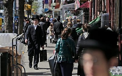 A titre d'illustration : Juifs orthodoxes à Brooklyn, New York, 17 avril 2019. (AP Photo/Seth Wenig)