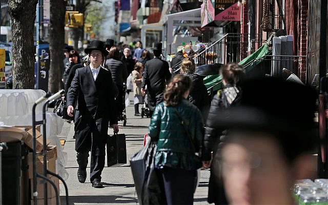 A titre d'illustration : Juifs orthodoxes à Brooklyn, New York, 17 avril 2019. (AP Photo/Seth Wenig) A titre d'illustration : Juifs orthodoxes à Brooklyn, New York, 17 avril 2019. (AP Photo/Seth Wenig)