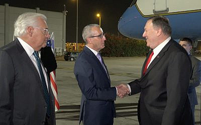 Le secrétaire d'Etat américain Mike Pompeo,  à droite, atterrit à l'aéroport Ben-Gurion, le 18 octobre 2019 (Crédit : Ziv Sokolov/US Embassy Jerusalem)