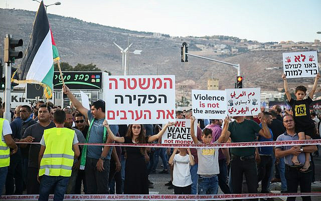 Les Arabes israéliens manifestent contre les violences, le crime organisé et les récents meurtres au sein de leurs communautés à Majd al-Krum, le 3 octobre 2019 (Crédit : David Cohen/Flash90)