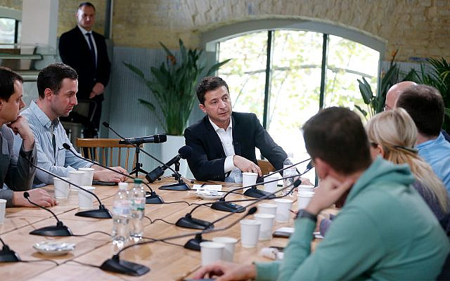 Le président ukrainien Volodymyr Zelensky avec des journalistes à Kiev, en Ukraine, le 10 octobre 2019. (Crédit : AP Photo/Efrem Lukatsky) Le président ukrainien Volodymyr Zelensky avec des journalistes à Kiev, en Ukraine, le 10 octobre 2019. (Crédit : AP Photo/Efrem Lukatsky)