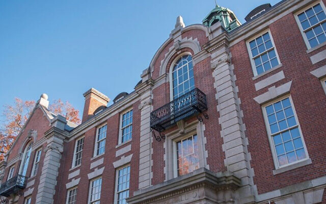 Le Seelye Hall de l'université Smith College, l'un des trois bâtiments du campus à avoir été retrouvé recouvert de croix gammées, le 24 octobre 2019. (Wikimedia Commons via JTA)