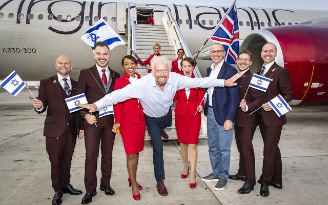 Richard Branson, fondateur de Virgin Atlantic, atterrit à l'aéroport Ben Gurion de Tel Aviv, en Israël, avec son PDG Shai Weiss. (Avec l'aimable autorisation de Virgin) Richard Branson, fondateur de Virgin Atlantic, atterrit à l'aéroport Ben Gurion de Tel Aviv, en Israël, avec son PDG Shai Weiss. (Avec l'aimable autorisation de Virgin)