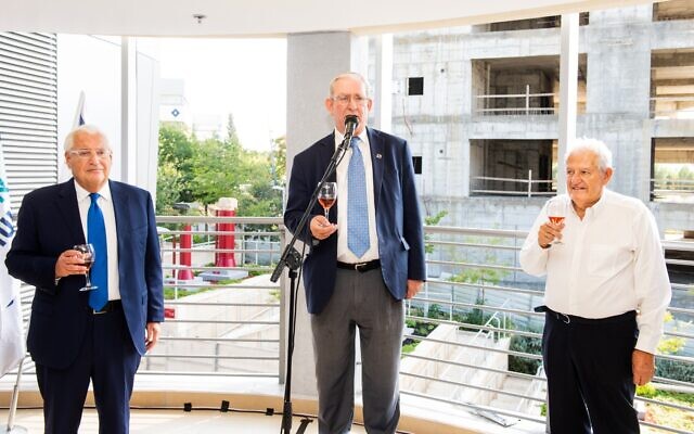 De gauche à droite, l'ambassadeur américain en Israël David Friedman., le président du comité d'administration de l'université d'Ariel Marc Zell et le professeur  Yehuda Danon portent un toast lors de la cérémonie marquant le début de l'année universitaire pour la première promotion de la faculté de médecine de l'université d'Ariel, en Cisjordanie, le 27 octobre 2019 (Crédit :  Josef Photography)