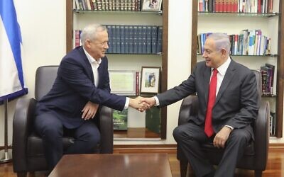 Le leader de Kakhol lavan Benny Gantz, (à gauche), et le Premier ministre Benjamin Netanyahu se rencontrent au siège de l'armée israélienne à Tel Aviv, le 27 octobre 2019. (Crédit : Elad Malka)