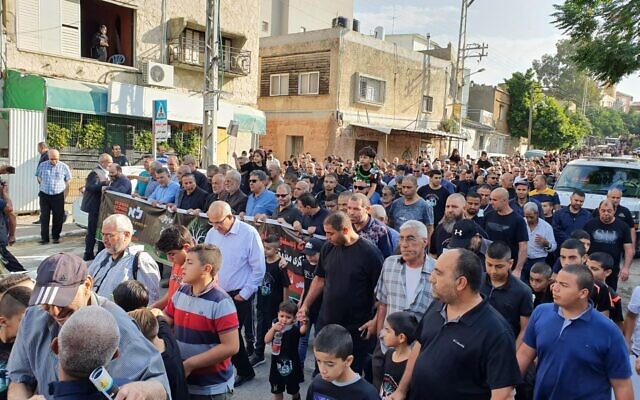 Des centaines de personnes défilent dans Kafr Qasim pour commémorer la mort de 49 personnes par la police des frontières, le 29 octobre 2019. (Crédit : Liste arabe unie) Des centaines de personnes défilent dans Kafr Qasim pour commémorer la mort de 49 personnes par la police des frontières, le 29 octobre 2019. (Crédit : Liste arabe unie)