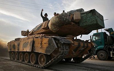Des soldats turcs et des combattants syriens soutenus par la Turquie sur un tank de l'armée turque à proximité du village turc d'Akcakale le long de la frontière avec la Syrie, le 11 octobre 2019, alors qu'il se préparent à prendre part à un assaut mené par la Turquie dans le nord-est de la Syrie.
(Bakr ALKASEM / AFP) Des soldats turcs et des combattants syriens soutenus par la Turquie sur un tank de l'armée turque à proximité du village turc d'Akcakale le long de la frontière avec la Syrie, le 11 octobre 2019, alors qu'il se préparent à prendre part à un assaut mené par la Turquie dans le nord-est de la Syrie.
(Bakr ALKASEM / AFP)