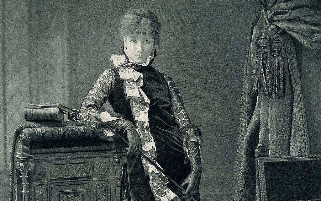 Sarah Bernhardt dans un personnage de scène, 1880. (Crédit : The Hampden-Booth Theatre Library of The Players Foundation for Theatre Education) Sarah Bernhardt dans un personnage de scène, 1880. (Crédit : The Hampden-Booth Theatre Library of The Players Foundation for Theatre Education)
