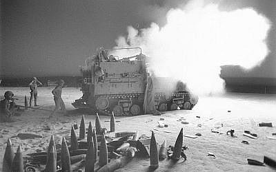 Un canon de l'artillerie israélienne ouvre le feu depuis la Péninsule du Sinaï lors de la Guerre de Yom Kippour, le 6 octobre 1973. (Avraham Vered/Bamahane/Archives du ministère de la Defense)