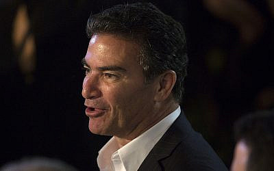 Le chef du Mossad Yossi Cohen participe aux célébrations du Jour de l'Indépendance à la résidence de l'ambassadeur en Israël, David Friedman, à Herzilya Pituah, Israël, le 3 juillet 2017 (Heidi Levine, Pool via AP)
