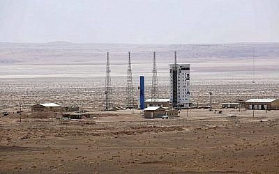 Cette photographie publiée par le site internet du ministère iranien de la Défense le jeudi 27 juillet 2017,affirme montrer la fusée transportant le satellite Simorgh, au centre, avant d'être lancée dans l'espace depuis le centre spatial national Imam Khomeini dans un endroit non identifié en Iran. (Ministère iranien de la Défense via AP)