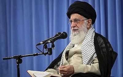 Le guide suprême iranien Ayatollah Ali Khamenei lors d'une rencontre à Téhéran en Iran, le 17 septembre 2019. (Crédit : Bureau du Guide suprême iranien via AP)