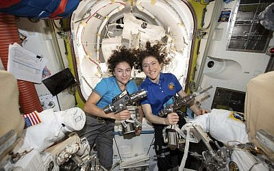 Sur cette photographie publiée par la NASA le jeudi 17 octobre 2019, les astronautes américaines Jessica Meir, gauche, et Christina Koch prennent la pose pour une photo dans la Station spatiale internationale. (NASA via AP)