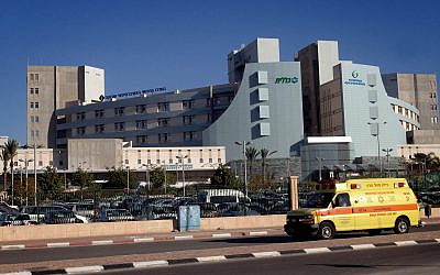 Une ambulance devant l'hôpital Soroka dans la ville du sud de Beer-Sheva, le 23 décembre 2013.  (FLASH90)