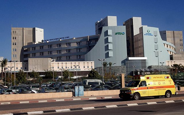 Une ambulance devant l'hôpital Soroka dans la ville du sud de Beer-Sheva, le 23 décembre 2013.  (FLASH90)