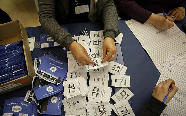 Des officiels décomptent les bulletins de soldats et de personnes à l'étranger à la Knesset à Jérusalem, un jour après le scrutin du 10 avril 2019. (Noam Revkin Fenton/Flash90 Des officiels décomptent les bulletins de soldats et de personnes à l'étranger à la Knesset à Jérusalem, un jour après le scrutin du 10 avril 2019. (Noam Revkin Fenton/Flash90