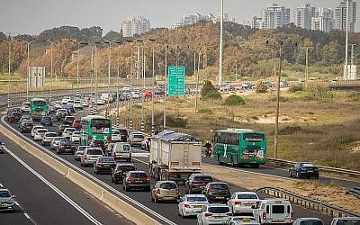 Des voitures coincées dans un embouteillage sur l'Autoroute 2 (route côtière) à la Veille de Pessah, le 19 avril 2018. (Meir Vaknin/Flash90)