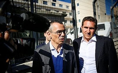 L'équipe de défense du Premier ministre Benjamin Netanyahu, avec l'avocat Yossi Ashkenazi, au centre, arrive au ministère de la Justice à Jérusalem pour l'audience sur les affaires de corruption dans lesquelles Netanyahu est suspecté, le 3 octobre 2019.
(Flash90)