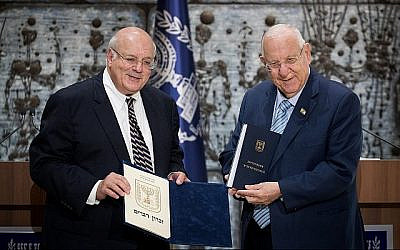 Le président Reuven Rivlin (droite) reçoit les résultat officiels des élections de la 22ème Knesset des mains du Juge de la Cour suprême Hanan Melcer, le chef de la Commission centrale électorale, à sa résidence officielle à Jérusalem le 25 septembre 2019. (Yonatan Sindel/Flash90)