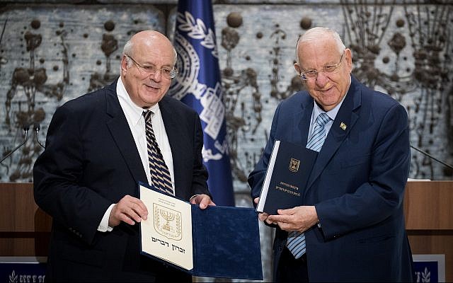 Le président Reuven Rivlin (droite) reçoit les résultat officiels des élections de la 22ème Knesset des mains du Juge de la Cour suprême Hanan Melcer, le chef de la Commission centrale électorale, à sa résidence officielle à Jérusalem le 25 septembre 2019. (Yonatan Sindel/Flash90) Le président Reuven Rivlin (droite) reçoit les résultat officiels des élections de la 22ème Knesset des mains du Juge de la Cour suprême Hanan Melcer, le chef de la Commission centrale électorale, à sa résidence officielle à Jérusalem le 25 septembre 2019. (Yonatan Sindel/Flash90)