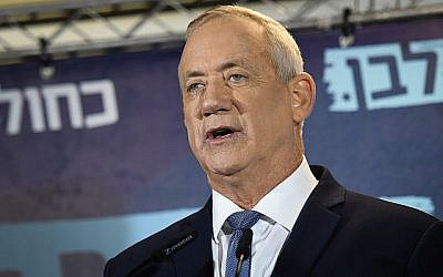Benny Gantz, le chef du parti Kakhol lavan, prononce un discours lors d'une conférence de presse à Tel Aviv le 26 septembre 2019. 
(Avshalom Shoshoni/Flash90)