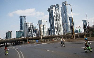 Des Israéliens font du vélo sur l'autoroute vide Ayalon de Tel Aviv pour Yom Kippour, le jour du Pardon, et la fête juive la plus sainte, le 9 octobre 2019. (Miriam Alster/Flash 90)