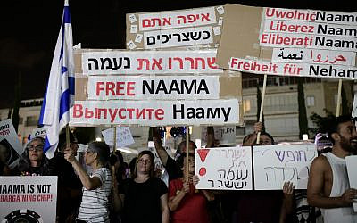 Des militants appellent à la libération de Naama Issachar, une femme israélienne emprisonnée en Russie pour une affaire liée à la drogue, sur la place Habima à Tel Aviv, le 19 octobre 2019. (Tomer Neuberg / Flash90)