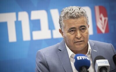 Amir Peretz, le président des Travaillistes-Gesher s'exprime lors d'une réunion du parti à la Knesset à Jérusalem le 28 octobre 2019. (Hadas Parush/Flash90)
