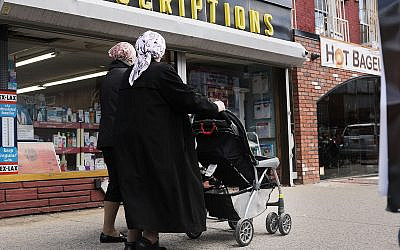Des femmes juives orthodoxes marchant dans le quartier de Williamsburg à Brooklyn, le 10 avril 2019. (Spencer Platt/Getty Images via JTA)