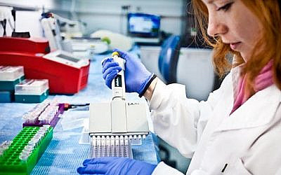 Une chercheuse travaillant dans le laboratoire de Kadimastem à Nes Ziona en  Israël (Hagit Stavinsky)
