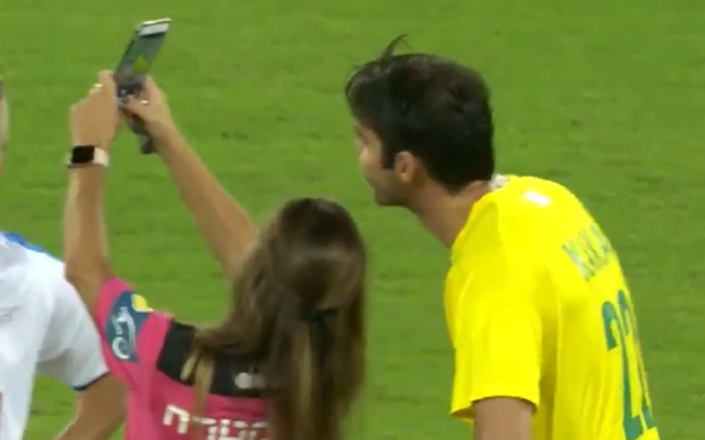 L'arbitre israélienne Lilach Asulin prend un selfie Kaka, star brésilienne retraitée du football, après lui avoir donné un carton jaune lors du Shalom Game à Haïfa, le 29 octobre 2019. (Capture d'écran: Twitter) L'arbitre israélienne Lilach Asulin prend un selfie Kaka, star brésilienne retraitée du football, après lui avoir donné un carton jaune lors du Shalom Game à Haïfa, le 29 octobre 2019. (Capture d'écran: Twitter)