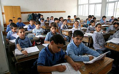 Des enfants palestiniens étudient à l'école élémentaire gazaoui de l'UNRWA à Gaza Ville. (IRIN/Creative Commons via JTA)