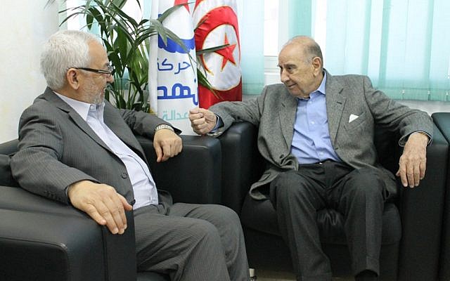 Rached Ghannouchi, président du mouvement Ennahda, rencontrant Roger Bismuth, représentant de la communauté juive de Tunisie, au siège central du mouvement. (Crédit : Wikipédia, Parti Mouvement Ennahdha, CC BY SA 2.0) Rached Ghannouchi, président du mouvement Ennahda, rencontrant Roger Bismuth, représentant de la communauté juive de Tunisie, au siège central du mouvement. (Crédit : Wikipédia, Parti Mouvement Ennahdha, CC BY SA 2.0)