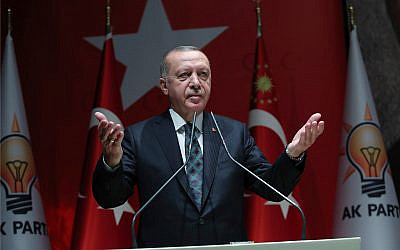 Le président turc Recep Tayyip Erdogan s'exprime devant les officiels de son parti au pouvoir à Ankara en Turquie, le 10 octobre 2019. (Service de presse de la présidence turque via AP, Pool)