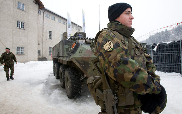 Des soldats protègent une centrale électrique à côté de Kueblis, en Suisse, le 17 janvier 2009.  (AP Photo/Keystone, Ennio Leanza)