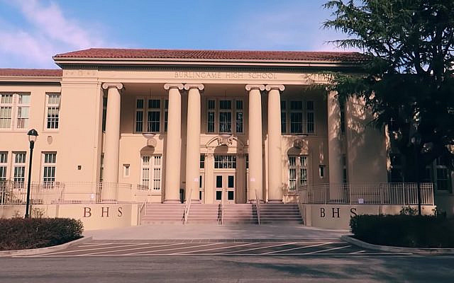 Le lycée Burlingame en Californie. (Capture d'écran : YouTube)