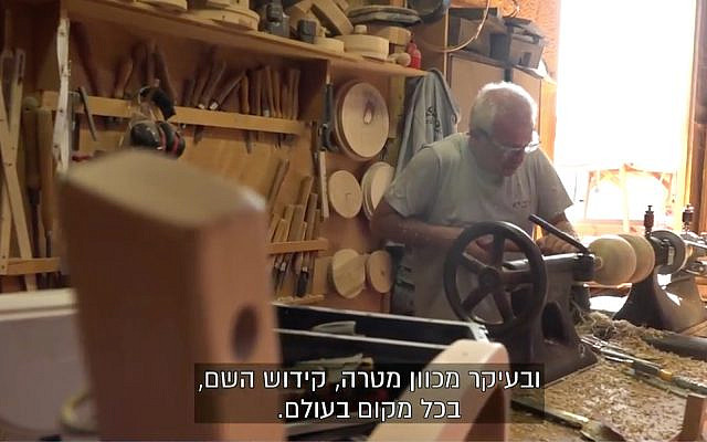 Un employé d'une fabrique de charpenterie au Kibboutz Lavi. (Capture d'écran : Treizième chaîne) Un employé d'une fabrique de charpenterie au Kibboutz Lavi. (Capture d'écran : Treizième chaîne)