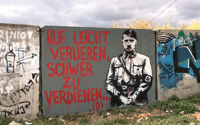 Un graffiti représentant Hitler tagué à proximité du tombeau du rabbin Nachman de Breslov dans la ville ukrainienne d'Oman, le 11 octobre 2019. (Ambassade israélienne en Ukraine) Un graffiti représentant Hitler tagué à proximité du tombeau du rabbin Nachman de Breslov dans la ville ukrainienne d'Oman, le 11 octobre 2019. (Ambassade israélienne en Ukraine)