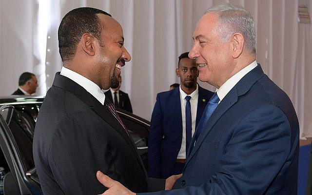 Le Premier ministre Benjamin Netanyahu (droite) serre la main avec le Premier ministre éthiopien Abiy Ahmed à Jérusalem le 1 septembre 2019. (Amos Ben Gershom / Bureau du Premier ministre)